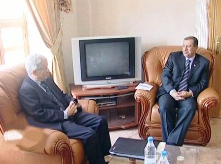 أبو رأس اثناء لقائه وفد مجموعة العدالة وحكم القانون أمس